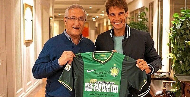 Gregorio Manzano junto a Rafa Nadal con la camiseta del club chino / Marca