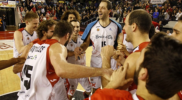 Los jugadores del Manresa celebran su victoria ante el UCAM. Foto: ACB Photo/Albert Martn.