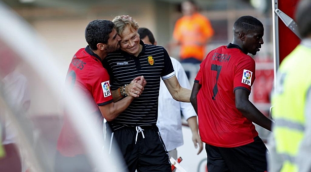 Pau Cendrs besa a Karpin tras un gol ante el Sabadell / Tooru Shimada (Marca)