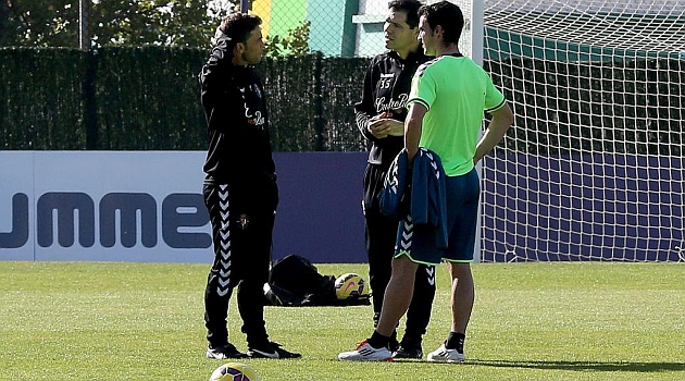Andr Leao charla con Rubi y Alberto durante un entrenamiento / Csar Minguela (Marca)