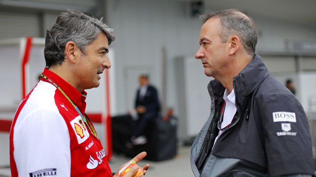 Marco Mattiacci (Ferrari) y Jonathan Neale (McLaren), en el G.P de Japn. / FOTO: RUBIO