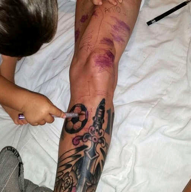 Thiago y sus primos culminan el ltimo 'tattoo' de pap Messi
