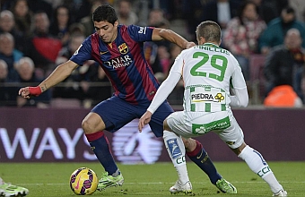 Pinillos pelea un baln a Surez durante un partido en el Camp Nou. Foto: AFP