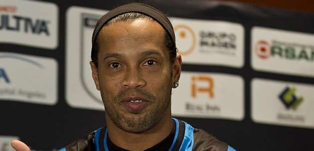 Ronaldinho se queda en el Quertaro