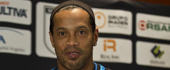 Ronaldinho se queda en el Querétaro