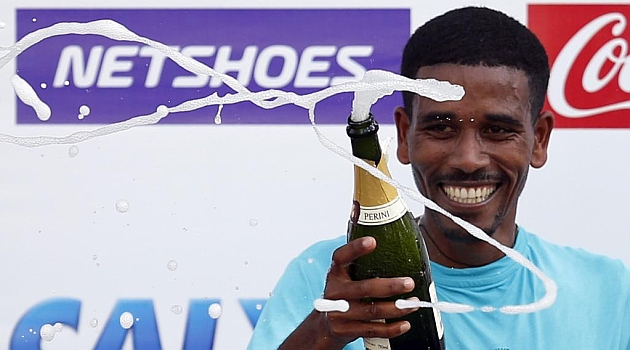 Dawit Admasu celebra su victoria en la San Silvestre paulista / RTRPIX