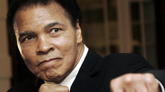 Muhammad Ali mejora levemente de su neumona