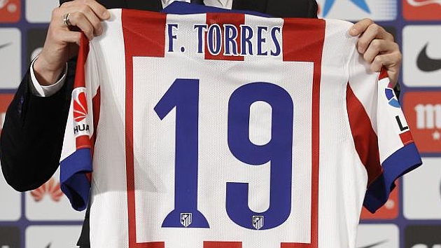 Fernando Torres sostiene su nueva camiseta. FOTO:ngel Rivero