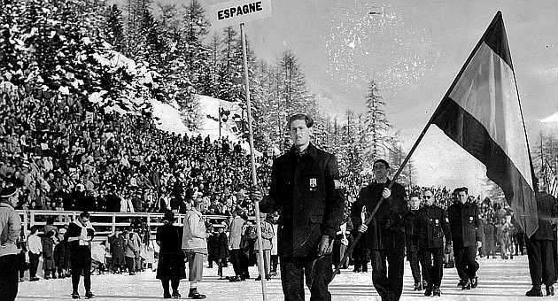 Pepe Arias, con la bandera espaola en los Juegos de Invierno de Saint Moritz 1948