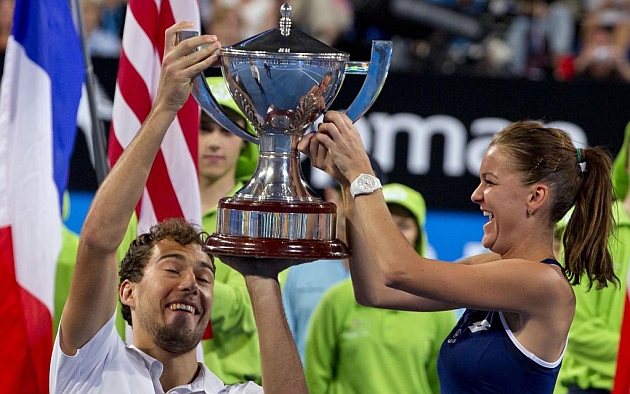 Janowicz y Radwanska levantan el trofeo conquistado este sbado / AFP