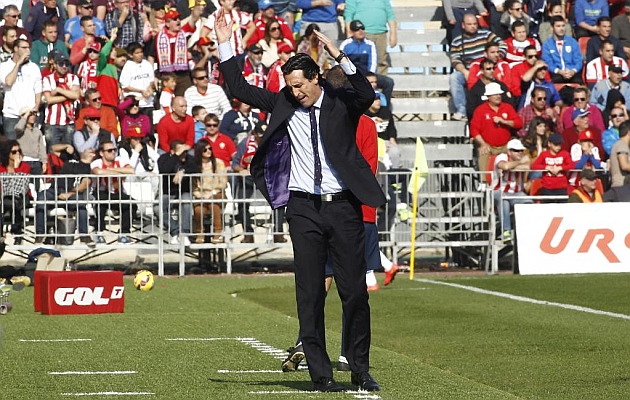 Emery gesticula durante el partido en Almera. Foto: IIGO HIDALGO