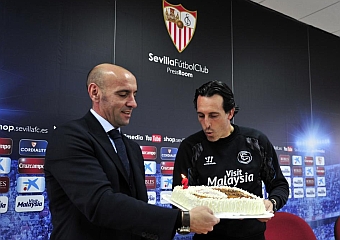 Monchi regala a Emery una tarta por su segundo ao en el Sevilla. KIKO HURTADO