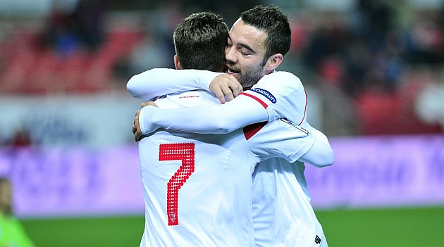 Aspas y Gameiro se abrazan tras un gol al Granada. KIKO HURTADO