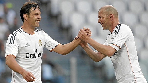 Morientes y Zidane chocan las manos en un partido de Leyendas con el Madrid. Foto: AFP
