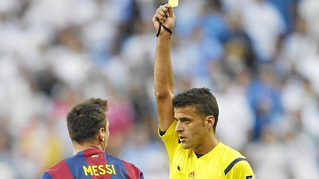 Gil Manzano le ensea una tarjeta amarilla a Messi / NGEL RIVERO