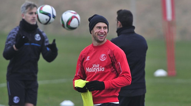 Krychowiak sonre en un entrenamiento del Sevilla. KIKO HURTADO