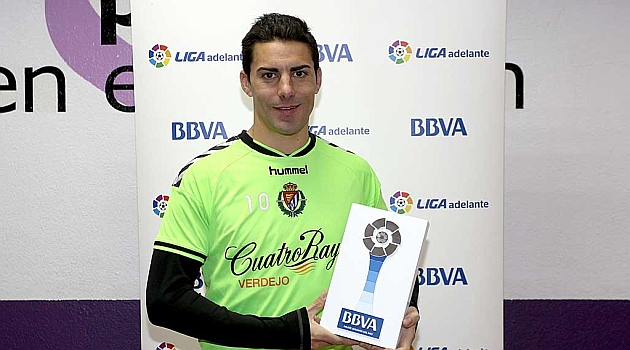 scar Gonzlez, con el premio que le acredita como mejor jugador de diciembre / Foto LFP