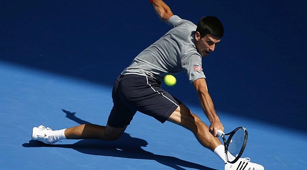 Djokovic traslada el virus de Abu Dabi a Australia