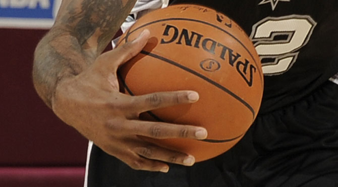 Lo que se puede hacer en la NBA con unos dedos ganza de 63 centmetros