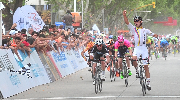 Gaviria celebra su triunfo por delante de Cavendish. FOTO: Prensa Tour de San Luis