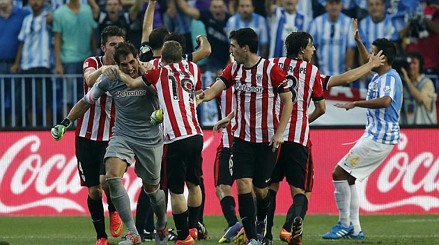 Los jugadores del Athletic celebran el gol anulado a Iraizoz en el encuentro de Liga frente al Mlaga / PEPE ORTEGA