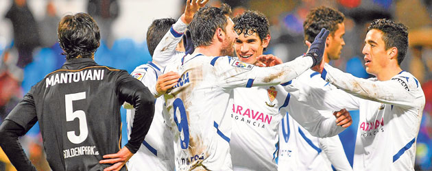 Los jugadores del Real Zaragoza celebran uno de los goles marcados el domingo al Legans / Foto: Toni Galn. MARCA