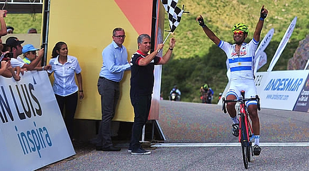 Dani Daz celebrando su triunfo en meta. FOTO: Prensa Tour de San Luis