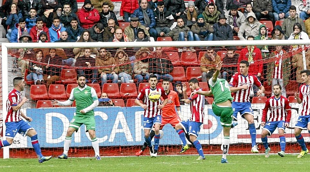 Xavi Torres dispara en el segundo gol del Betis en Gijn. TUERO-ARIAS