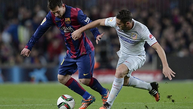 Koke pugna por un baln con Messi. Foto: Albert Gea