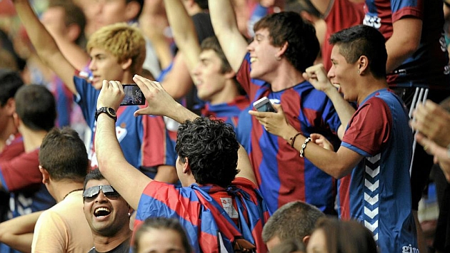 Aficionados del Eibar animan al equipo en un partido. / JOSUNE MTZ. DE ALBENIZ (MARCA)