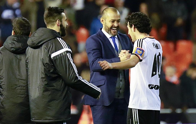 Nuno felicita a Parejo por su partido. Foto: AFP