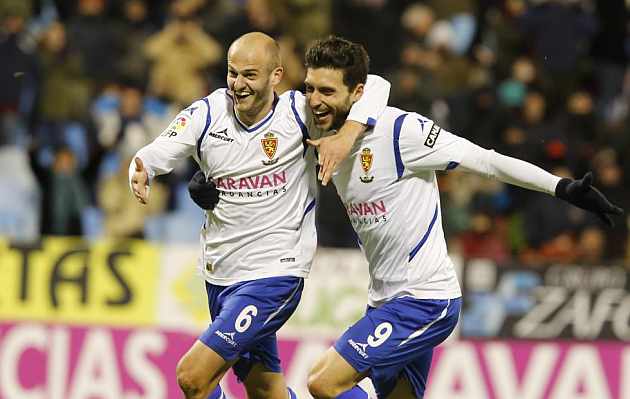 Basha celebra con Borja Bastn su gol ante el Recreativo. / Toni Galn