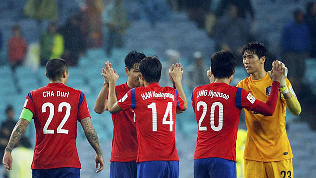 Los jugadores de Corea del Sur celebran su victoria ante Irak. / REUTERS
