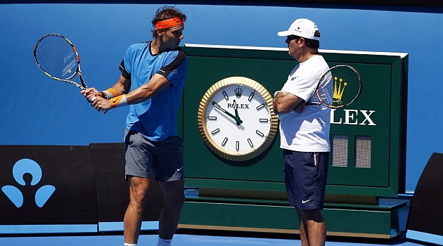 Rafa y Toni Nadal durante un entrenamiento en Melbourne / AFP