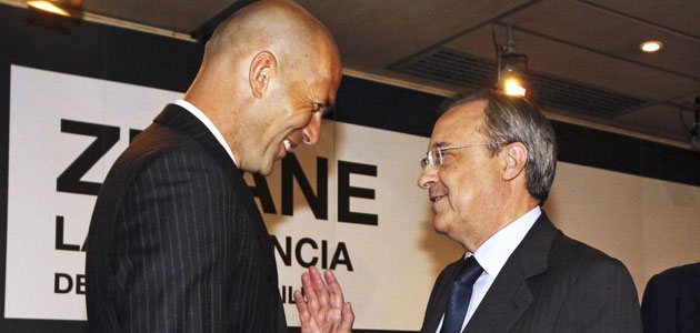 Zidane charlando con Florentino Prez. FOTO: ANGEL RIVERO