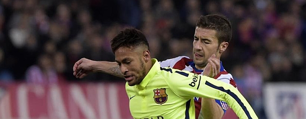 Gabi y Neymar pugnan por un baln / AFP