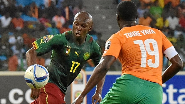 Mbia lucha por un baln con Toure Yaya en el Camern-Costa de Marfil. AFP