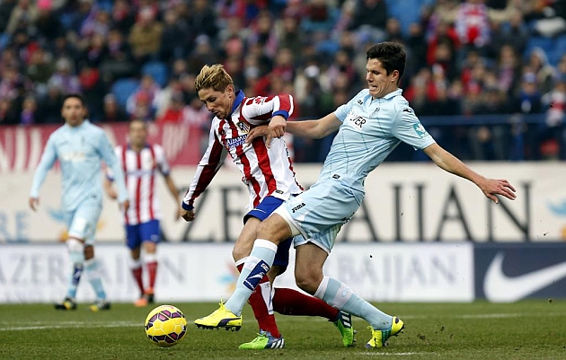 Hctor Yuste disputa la pelota a Fernando Torres en un partido en el Caldern. Foto: PABLOGARCIA