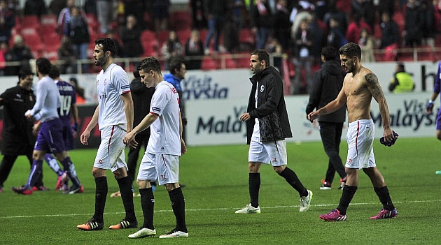Los jugadores del Sevilla abandonan el Snchez Pizjun tras caer eliminados. K.HURTADO