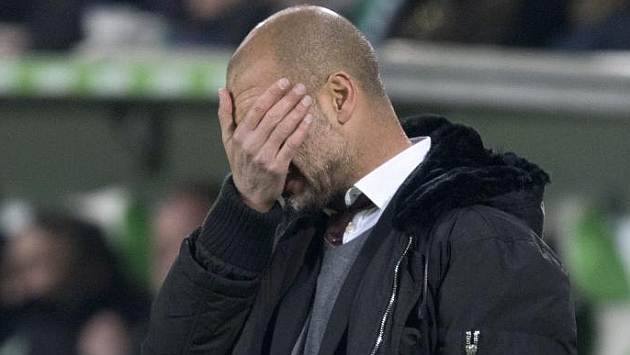 Pep Guardiola se lamenta en la derrota de su equipo ante el Wolfsburgo / REUTERS