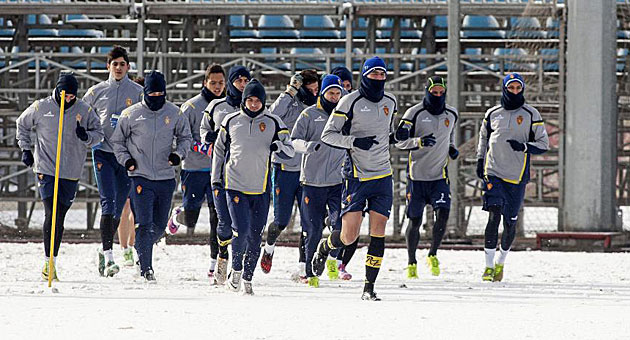 Los jugadores del Real Zaragoza entrenan sobre la nieve / Toni Galn