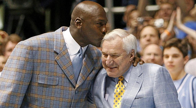 Jordan besa a Dean Smith durante un homenaje al entrenador en UNC. Foto: Reuters.