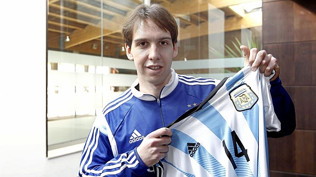 Alan Brandi posa con la camiseta de Argentina / NGEL RIVERO (MARCA)