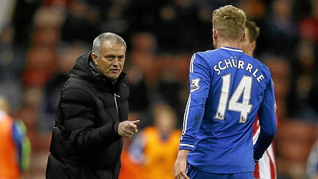 Mourinho da instrucciones a Schurrle durante un partido de la Premier League. Foto: ANDREW WINNING