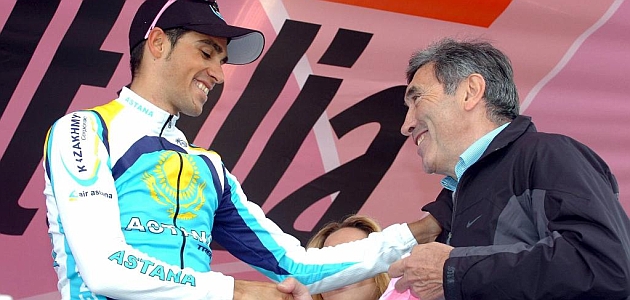 Eddy Merckx y Alberto Contador en el podio del Giro 2008. / IMAGO SPORTFOTODIENST