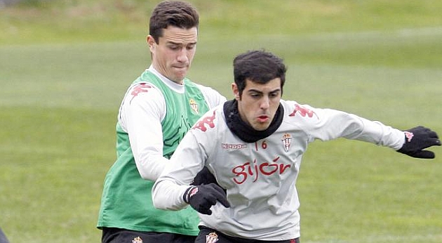 Carlos Castro es presionado por Bernardo, en el entrenamiento / Tuero - Arias (Marca)