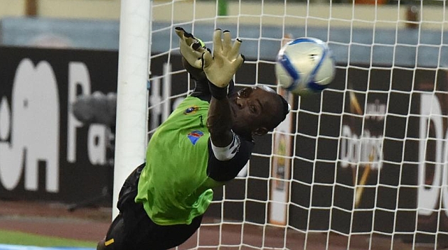Robert Kidiaba para un penalti / AFP