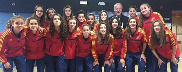 Las jugadoras de la Sub'16 posan con Vicente del Bosque en Las Rozas.