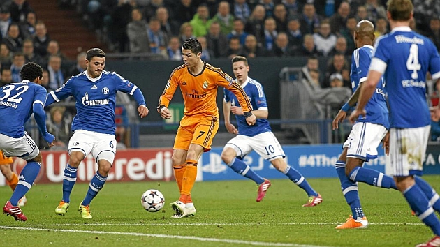 Cristiano Ronaldo rodeado de jugadores del Schalke. Foto: Jos A. Garca