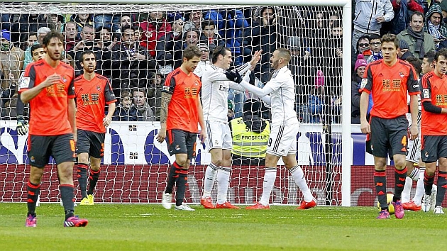 Los jugadores de la Real se lamentan mientras Bale y Benzema celebran un gol. Foto: B. Guzmn.